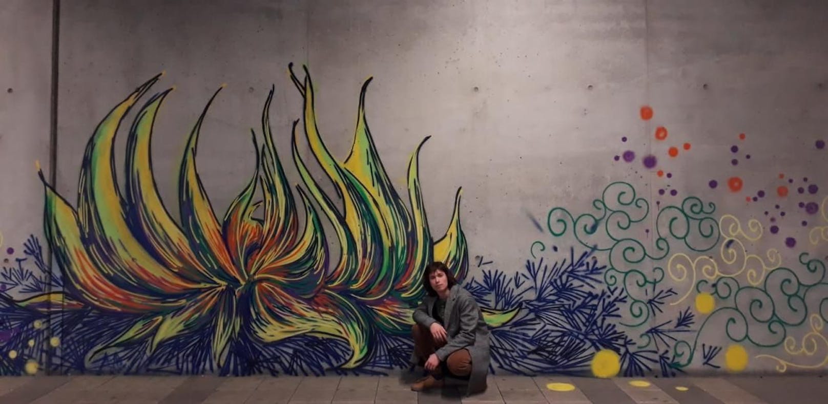 Gabriel G. (20) vor seinem Graffiti am Hauptbahnhof. (Foto: Marijan Gajger)