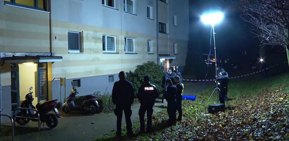 Die Polizei leuchtet den Fundort mit Scheinwerfern aus.