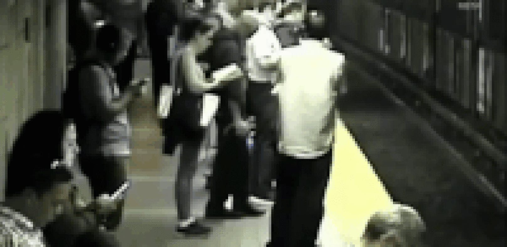 Gerettet: Ohnmächtige fiel auf U-Bahn-Gleise