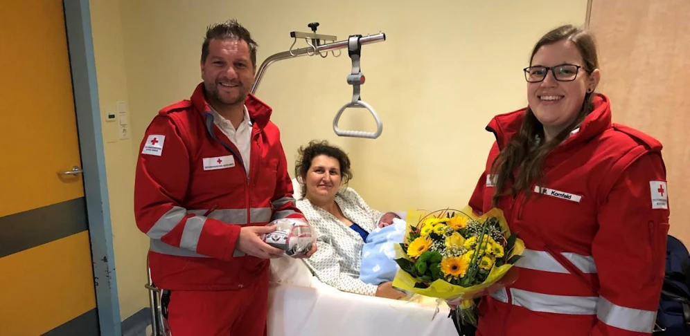 Notfallsanitäter Christian Schibig und Michael Kornfeld vergewisserten sich bis zur Ablieferung ins Spital, dass mit Mama Fitore und dem kleinen Ledri alles in Ordnung ist.