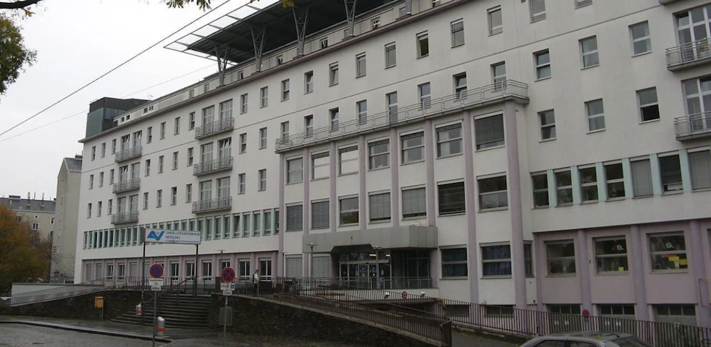 Mann wurde per Heli ins UKH Meidling geflogen.