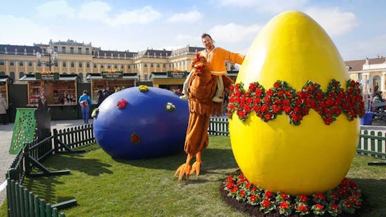 Am Schloss Schönnbrunn sorgen wilde Hühner, große Eier und bunte Blumen für die richtige Osterstimmung.