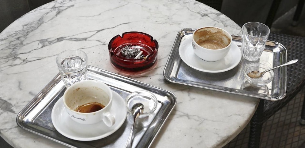 In Österreichs Lokalen darf weiter gequalmt werden, wenn es nach der Regierung geht. (Symbolbild)