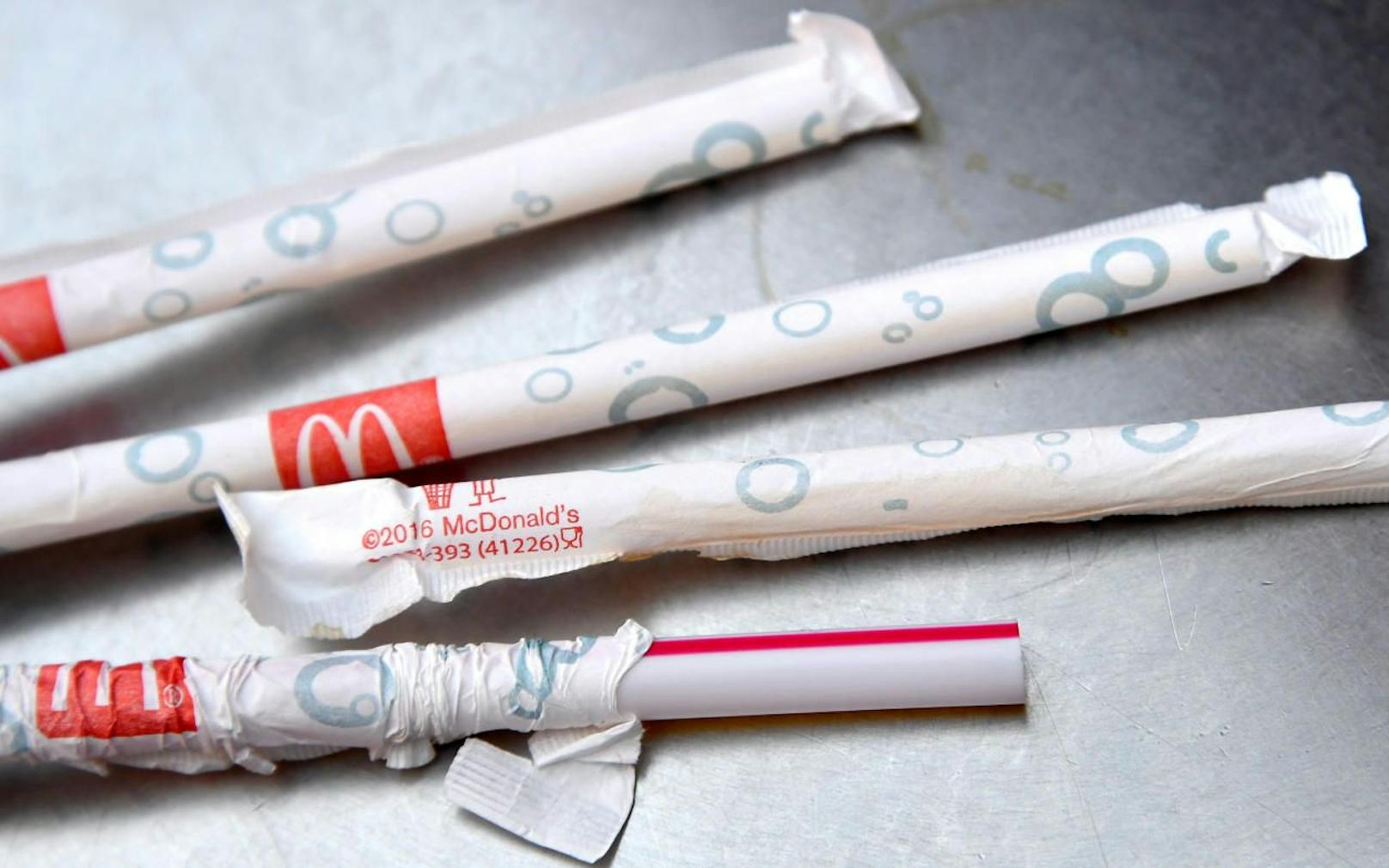 Am 15. Juni 2018 kündigte McDonald's UK die Umstellung auf Papier-Strohhalme an.