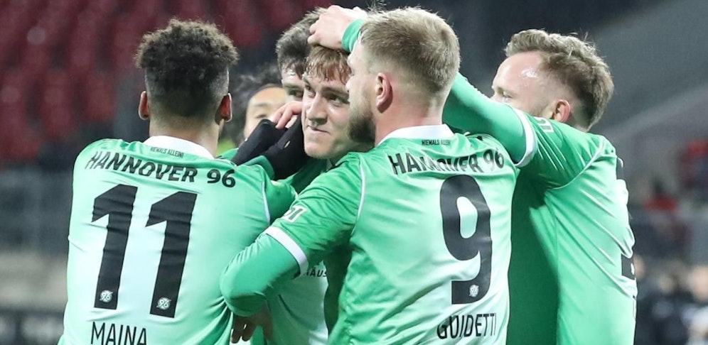 Timo Hübers mit seinen Kollegen von Hannover 96