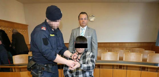 Anwalt Andreas Reichenbach mit dem Security auf der Anklagebank.