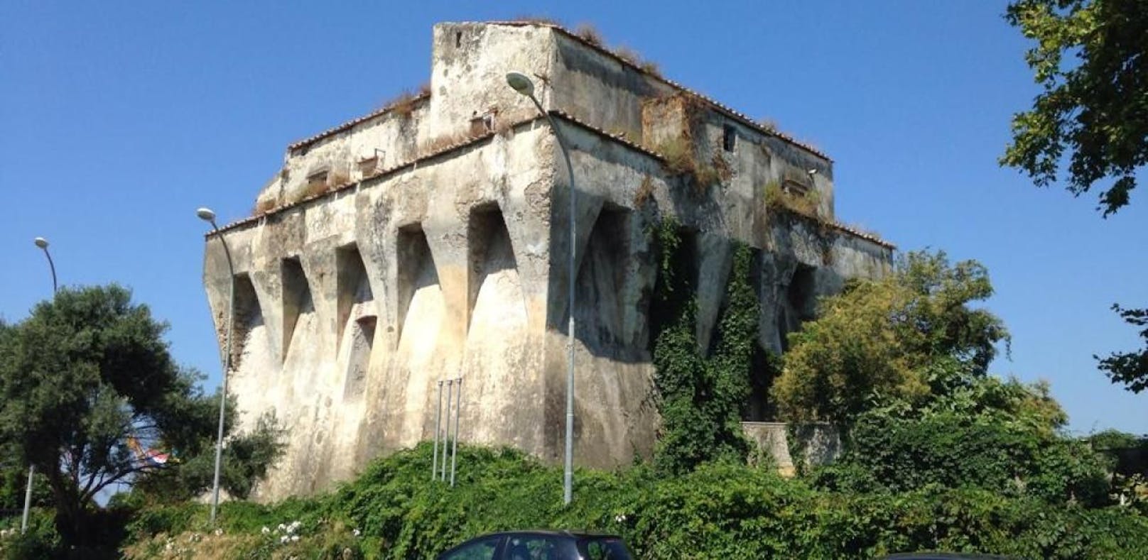 Der Torre Angellara in der Gemeinde von Salerno ist eine der angebotenen Immobilien.