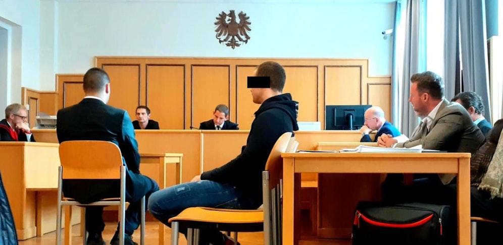 Der hauptangeklagte Beamte (sitzend Mitte)