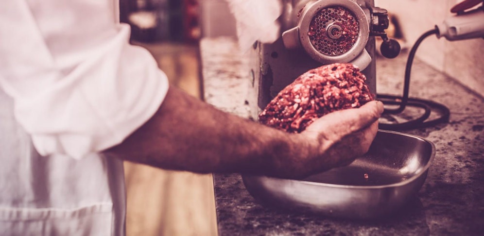 Ein 7-Jähriger verlor in Linz drei Finger in einem Fleischwolf.