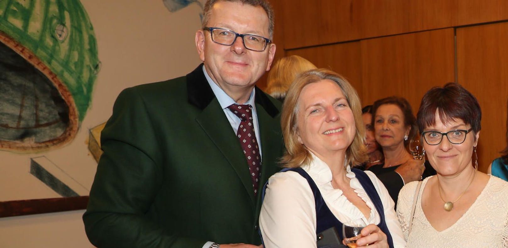 Außenministerin Karin Kneissl (M.) mit ihrem Lebensgefährten Wolfgang Meilinger bei den Osterfestspielen Salzburg