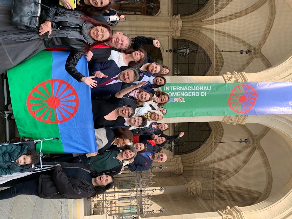 Anlässlich des Internationalen Tag der Roma hissten Bürgermeister Michael Ludwig (SPÖ) und Gemeinderätin Birgit Hebein (Grüne) am Rathaus eine Roma-Flagge. (c) Grüne Wien