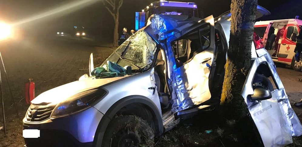 Der Wagen traf den Baum genau bei der Fahrertüre.