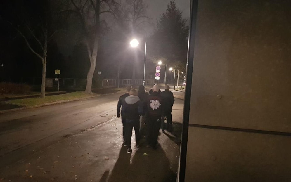 Diese Aufnahme soll die "Vikings Security Austria" bei ihrer ersten Patrouille in Linz am Samstag zeigen.  