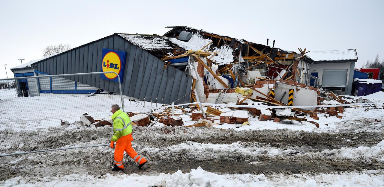 Heute.at - Diebe zerstören Supermarkt mit Bagger