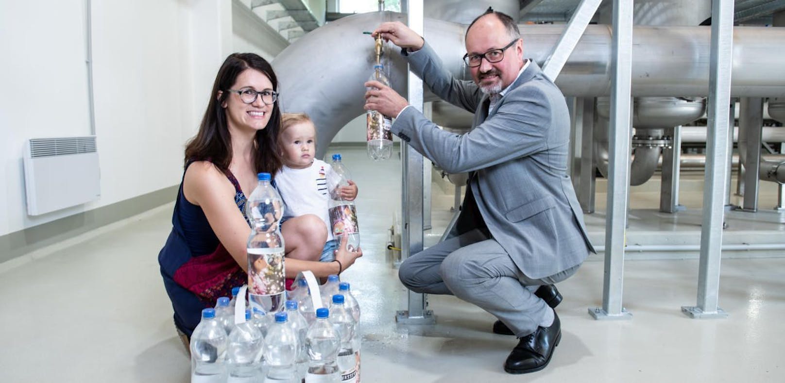 EVN Wasser-Geschäftsführer Raimund Paschinger beim Abfüllen der letzten Flaschen, auch die kleine Luisa und ihre Mama Daniela würden im Falle einer Krisensituation von den Trinkwasserflaschen der EVN Wasser profitieren.