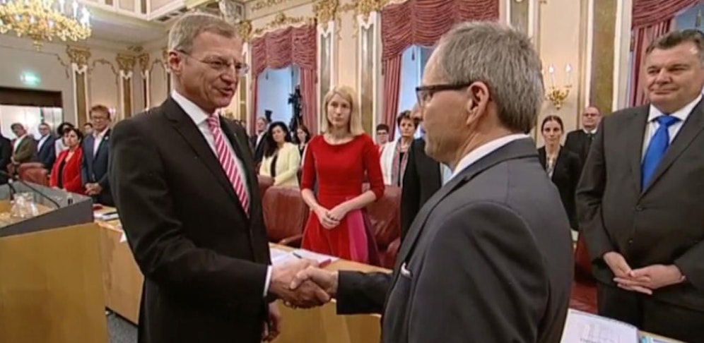 Landeshauptmann Thomas Stelzer (ÖVP) und der neue FPÖ-Landesrat Wolfgang Klinger bei der Angelobung