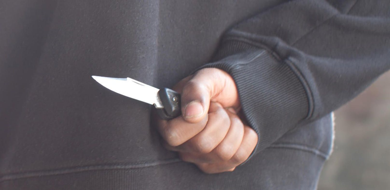 Asylwerber geht mit Messer auf Polizisten los