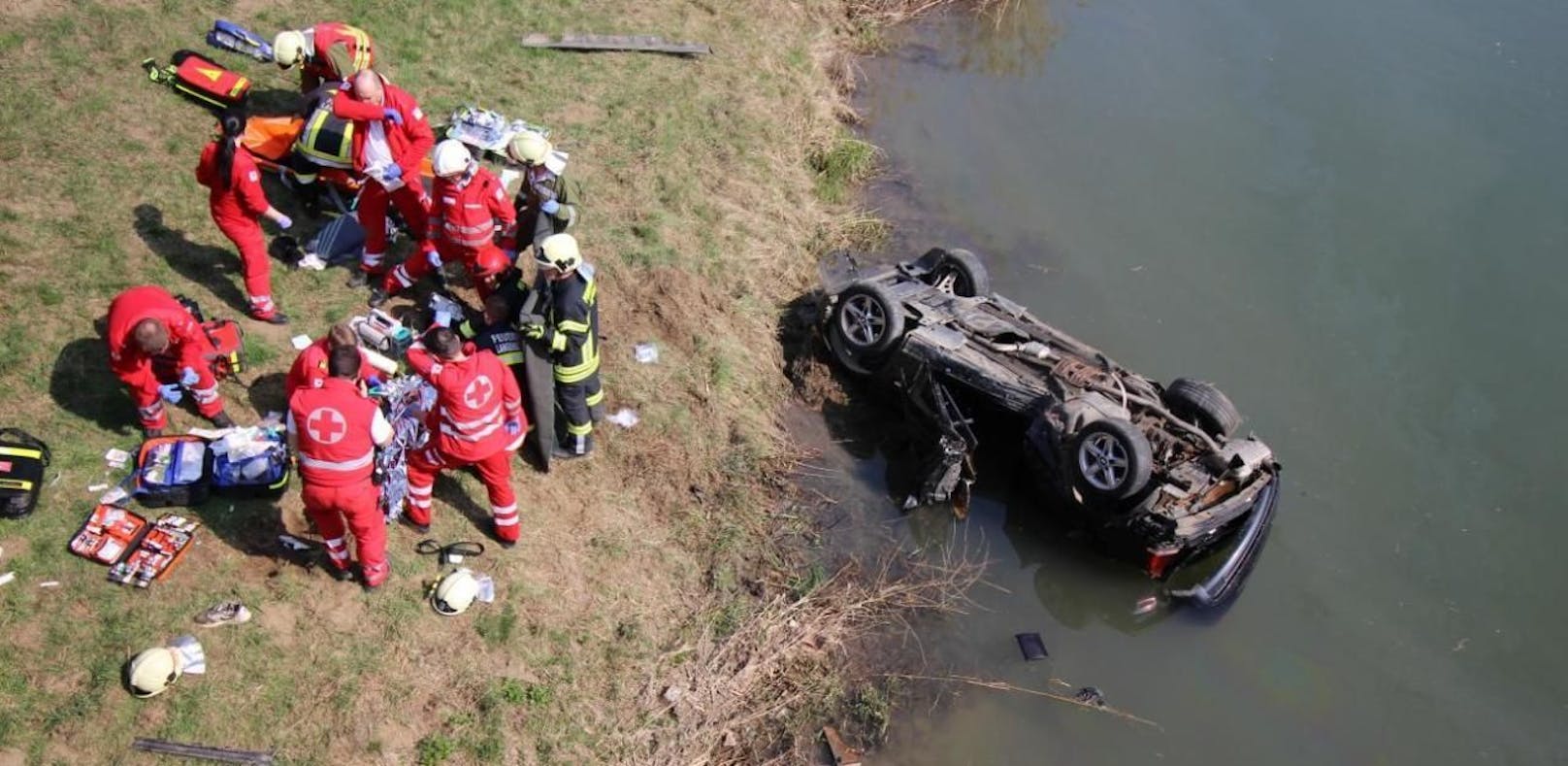 Der 30-Jährige überschlug sich mit seinem Wagen, das Auto landete im Wasser auf dem Dach. 