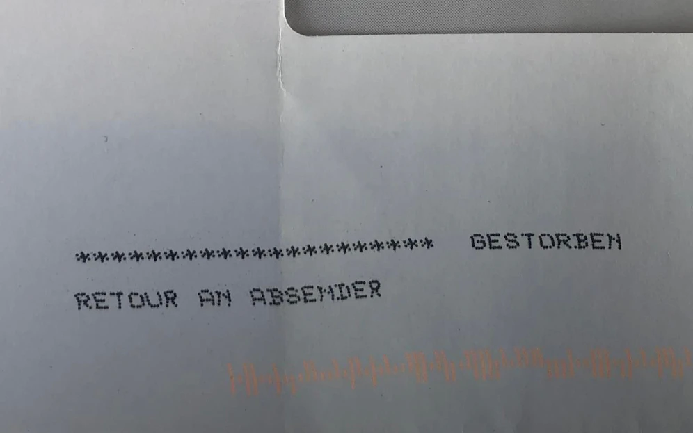 Eine Schweizerin bekam regelmäßig Kondolenzen zum Tod ihrer Mutter.