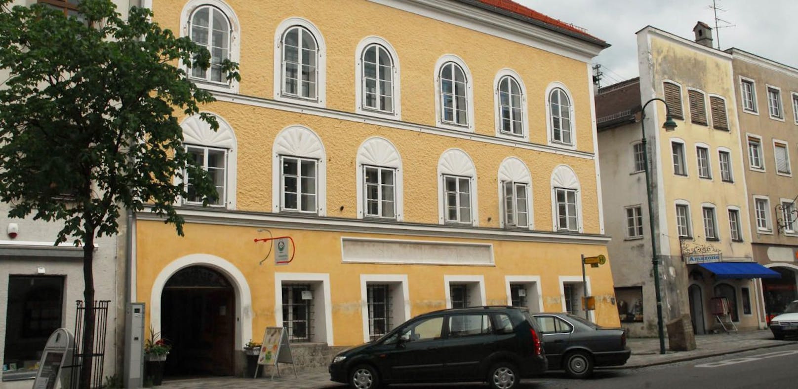 Das Hitler-Geburtshaus in Braunau. Nachdem die Enteignung der damaligen Besitzerin durchgeführt war, forderte diese eine höhere Entschädigungsleistung.