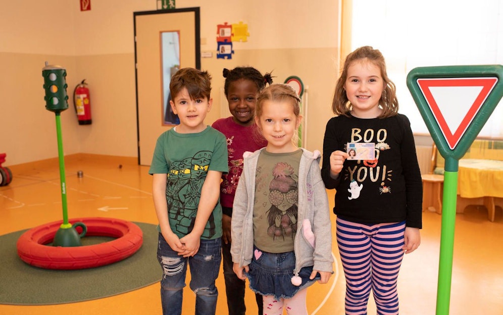 Wiener Kindergartenkinder bauen ihren Kindergarten zur Straße samt Kreisverkehr und Verkehrszeichen um. PID/Ismail Gökmen
