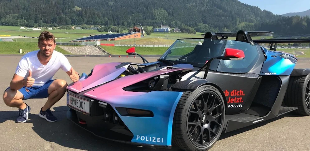 Pressesprecher Fritz Stadlmayr neben dem neuen KTM X-Bow am Red Bull Ring in Spielberg (Stmk.). Er darf den Sportflitzer zukünftig für die Polizei abholen und für Events nach OÖ fahren. 