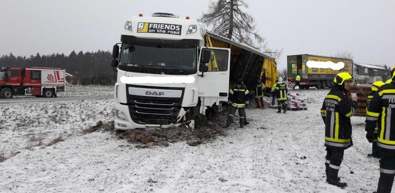 Heute.at - Alkolenker (26) verursacht Lkw-Crash auf B36