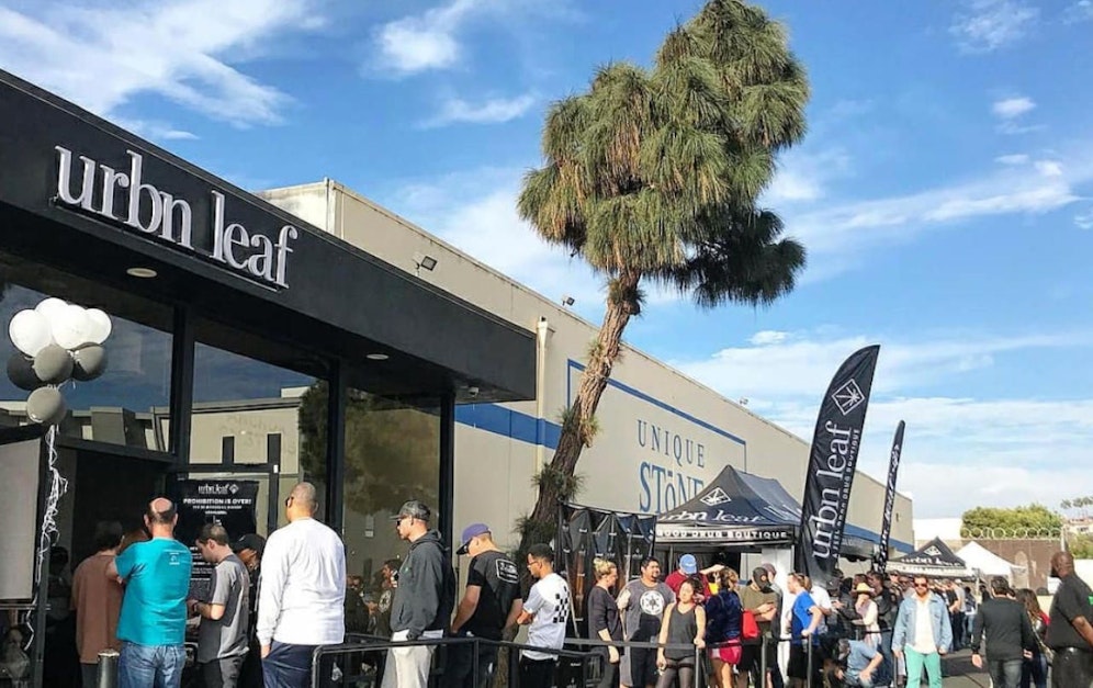 Ärger um den Coffeshop "Urbn Leaf" in San Diego (hier bei der Eröffnung im Jänner): Weil ein Kind davor Kekse verkaufte, ermittelt jetzt die Justiz. 