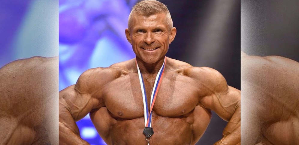 Alexander Englitsch präsentiert seine Medaille stolz.