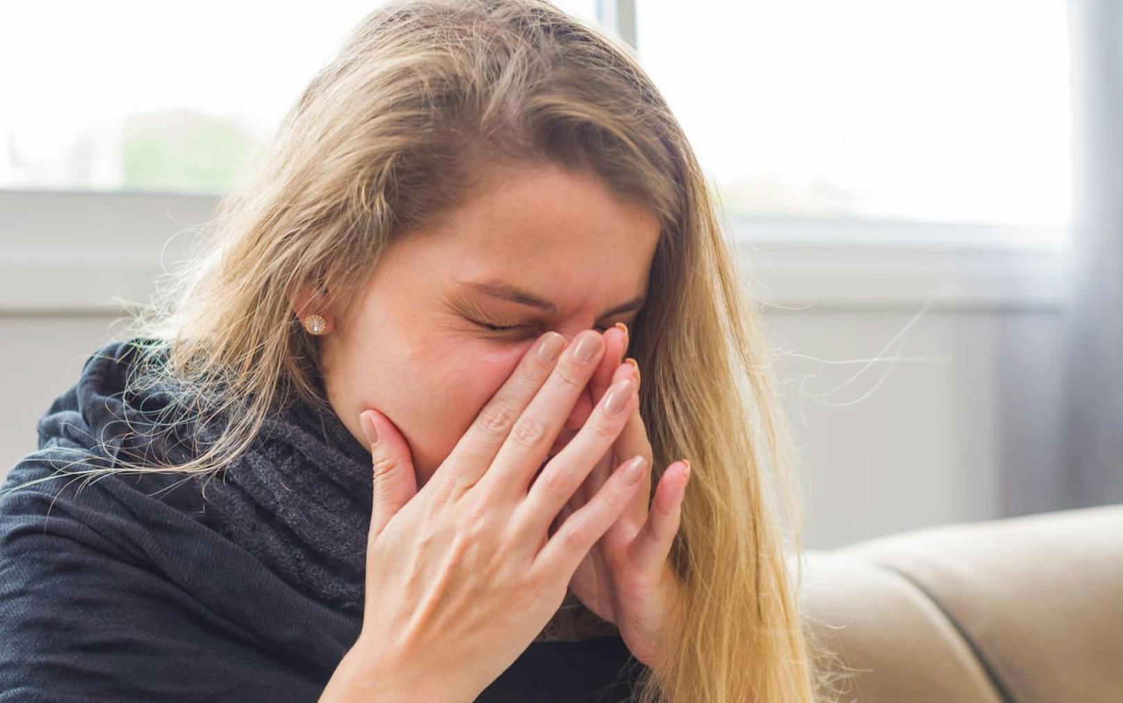 Bei Allergien sind Beschwerden in erster Linie an juckenden oder geröteten Augen oder einer juckenden und verstopften Nase erkennbar. 