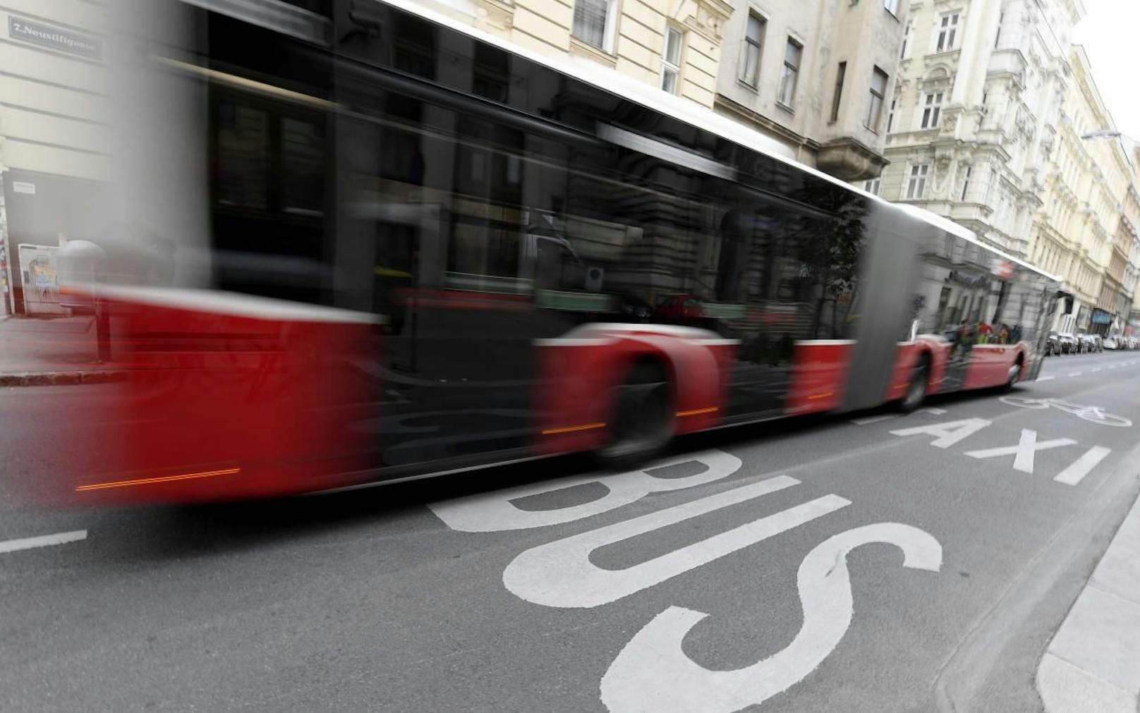 Die türkis-blaue Bundesregierung wird die Öffnung der Busspuren für E-Fahrzeuge erzwingen. Im Bild eine Busspur in der Neustiftgasse in Wien, aufgenommen Mittwoch, 3. Oktober 2018.