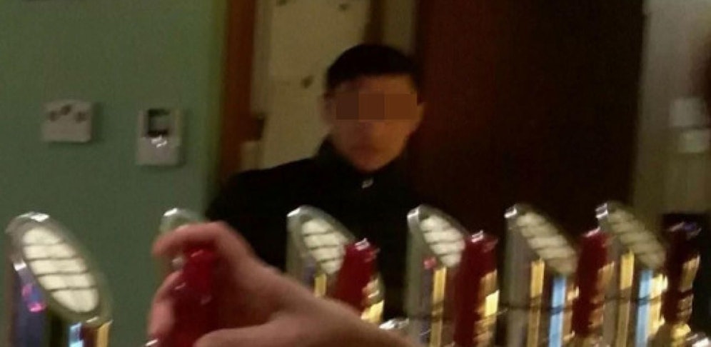 Die Polizei sucht diesen Trickdieb, der einem Linzer zwei Handys stahl.