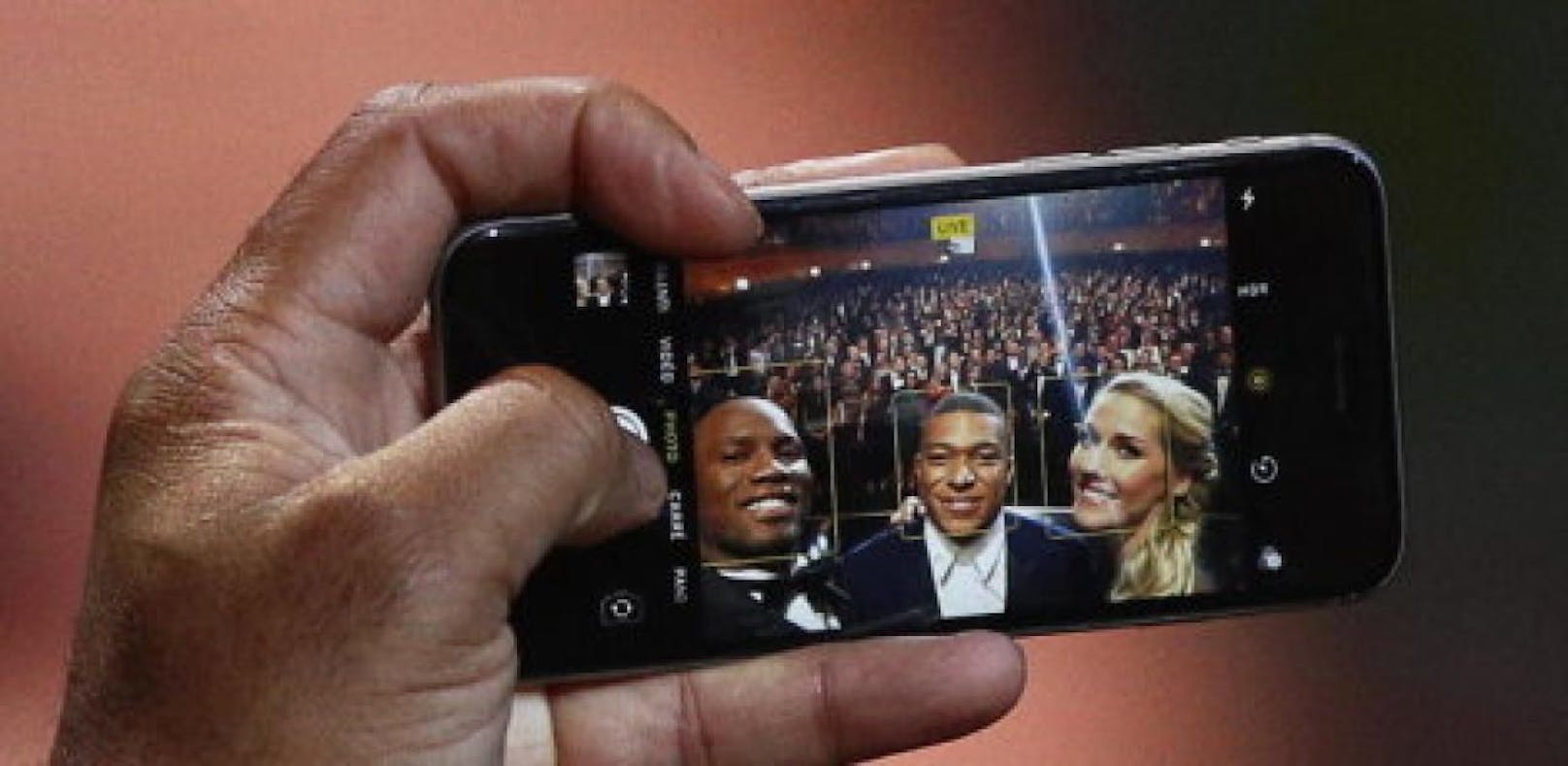 Kylian Mbappe holte sich ein Selfie von seinem Idol Didier Drogba.