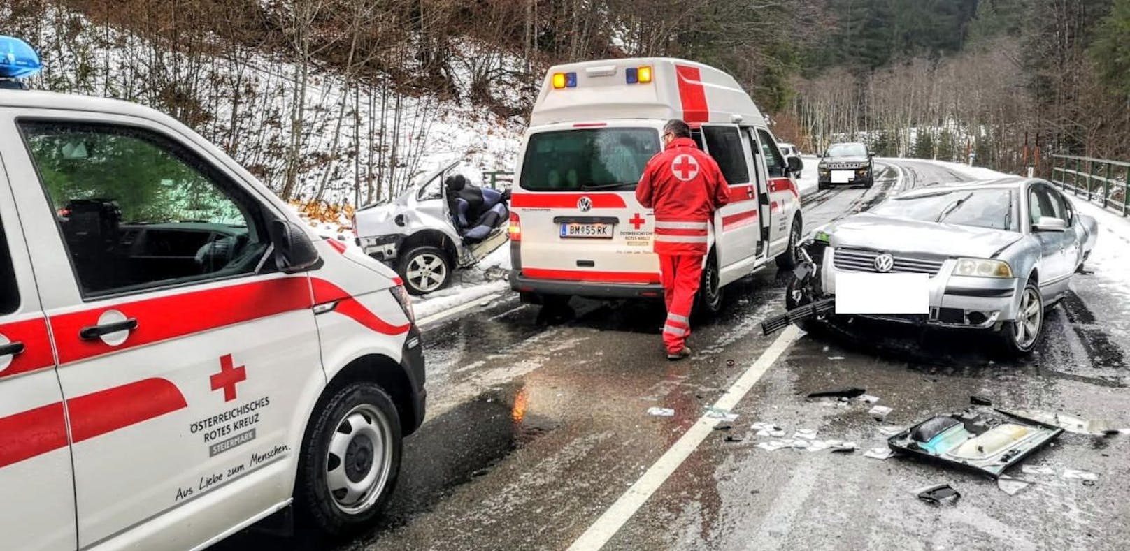 Auto bei Unfall in zwei Teile gerissen – Lenker über...