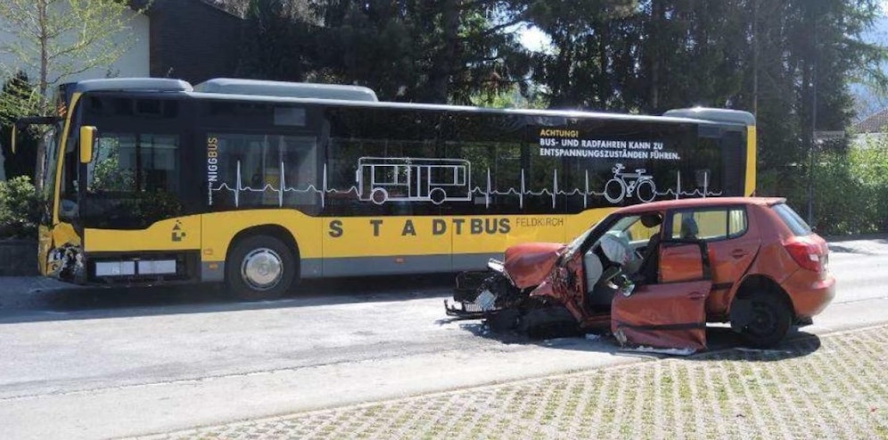 Bei den folgenschweren Aufprall wurde eine 73-Jährige Pkw-Lenkerin schwer verletzt.