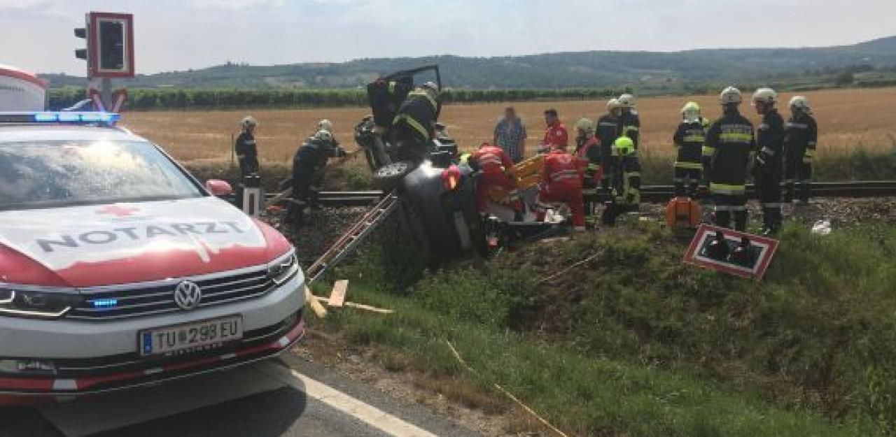 Heute.at - Auto nach Überschlag auf Gleisen: Frau eingeklemmt