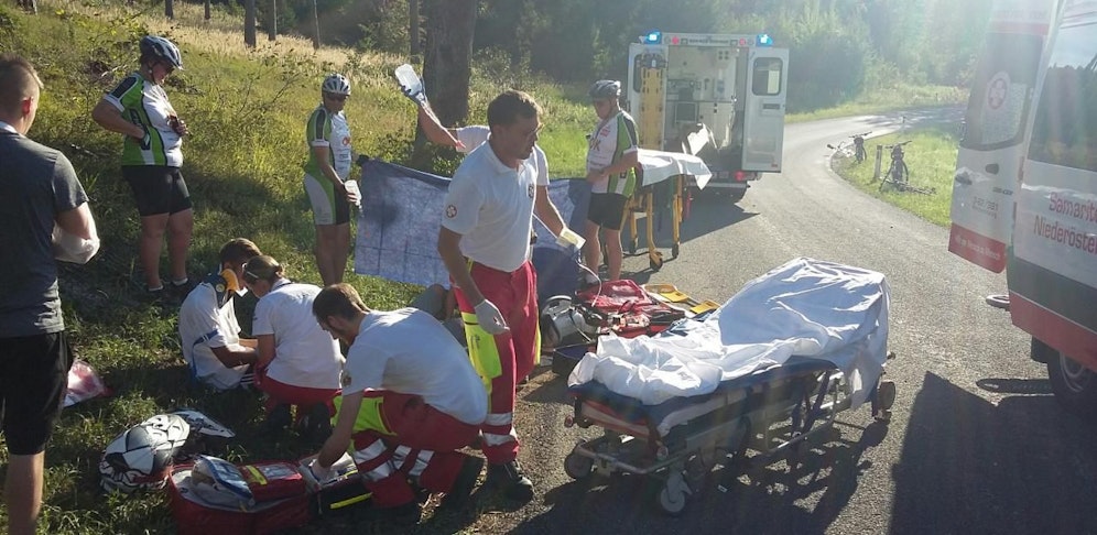 Zwei Teenager prallten mit dem Moped gegen einen Baum.