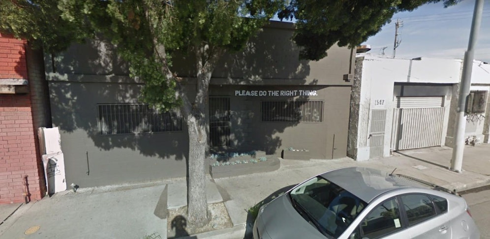 Der Slogan "Please do the right thing" ziert die Fassade der "Fog Shots"-Brennerei in L.A.