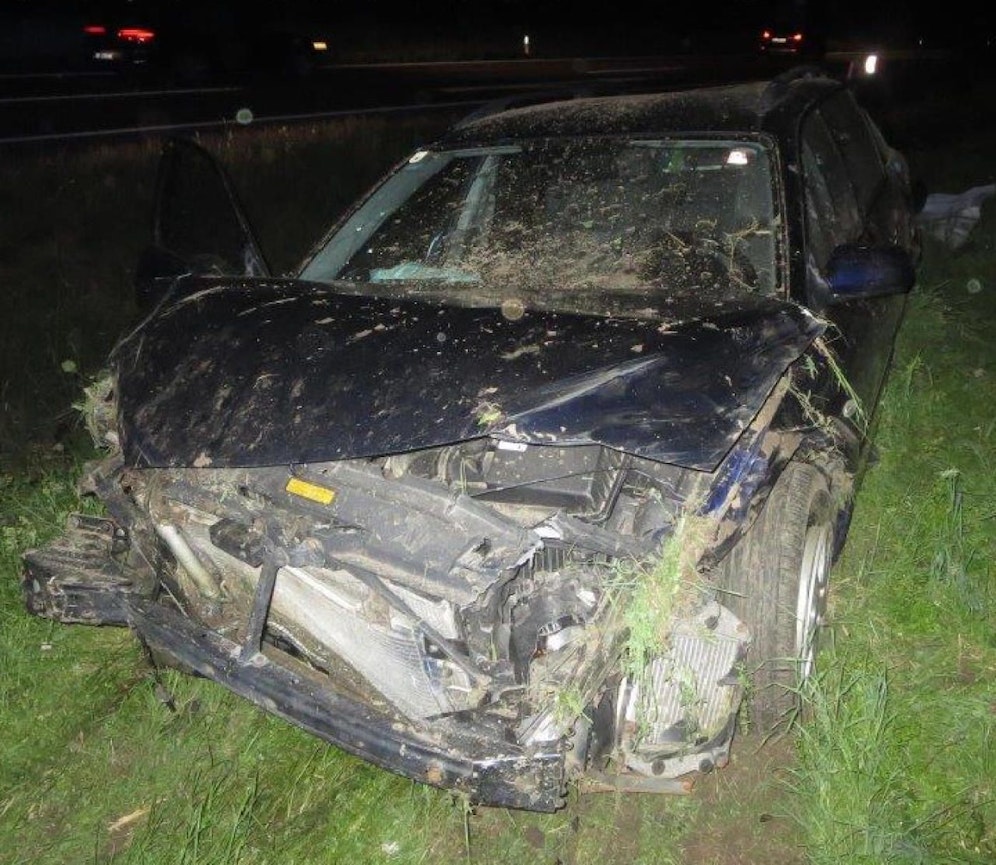Der Pkw wurde bei dem Unfall schwer beschädigt