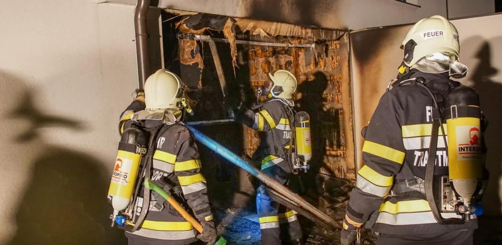 Bei einem Wohnungsbrand Samstagabend in Trautmannsdorf (Bezirk Südoststeiermark) wurden zwei Personen verletzt. 