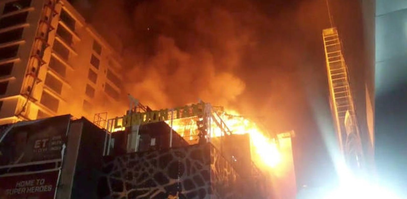 Das brennende Hochhaus in &quot;Kamala Mills&quot; mitten in der Innenstadt von Mumbai.