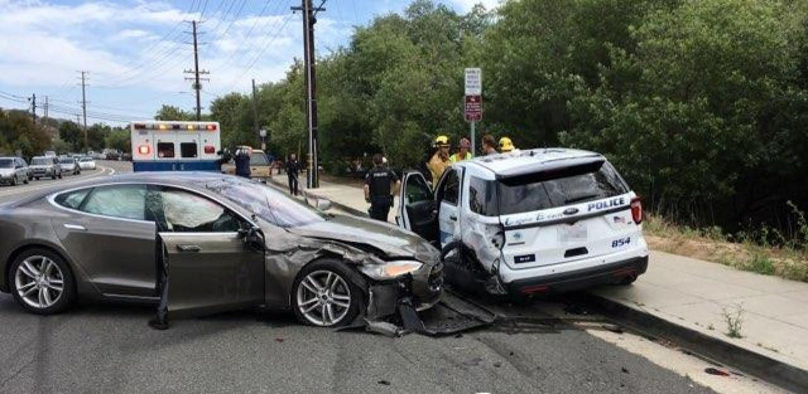 Tesla Model S schießt im Autopilot Polizeiwagen ab