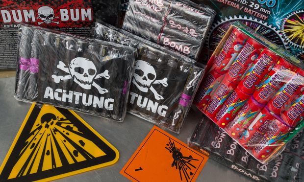 Immer wieder kommt es zu Unfällen mit illegalen Feuerwerkskörpern. (Symbolbild)