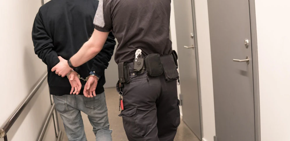 Der Mann wurde mit Handfesseln fixiert.