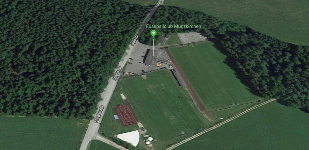 Fünf Autos wurden während des Zeltfests des FC Münzkirchen auf dem Sportplatz beschädigt.