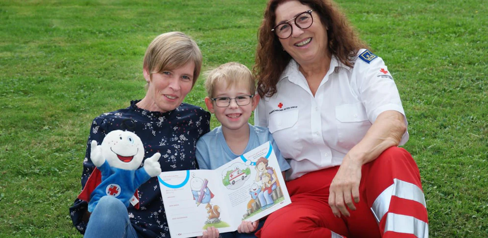 Der kleine Paul (6) rettete seiner Mutter Ursula (li.) das Leben. (Foto: Rotes Kreuz)
