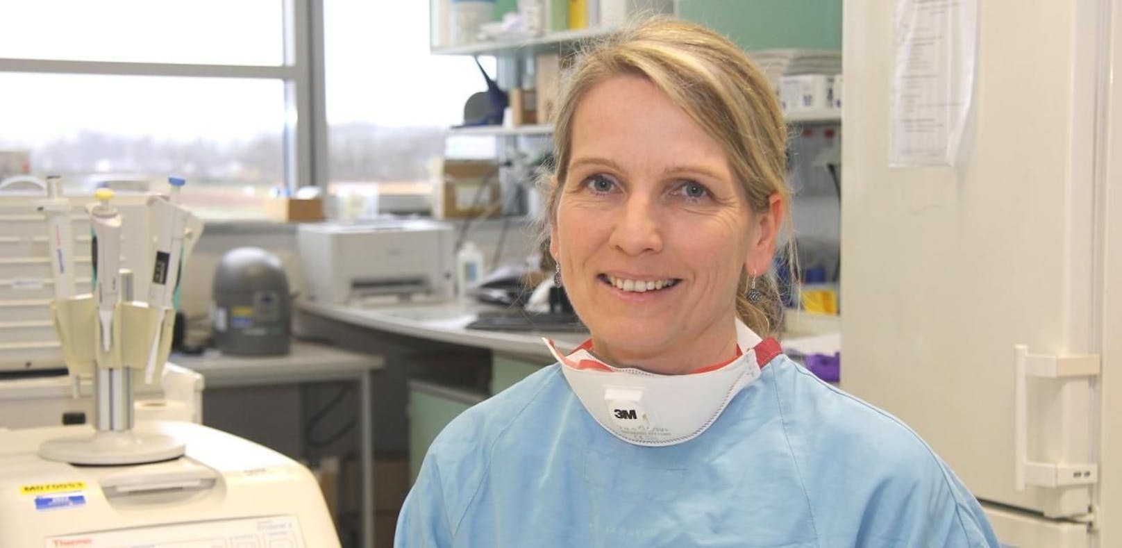 Regina Stitz ist eine von rund 3.000 Mitarbeitern am Salzkammergut Klinikum. Sie wertet die CoVid-19-Abstriche aus.