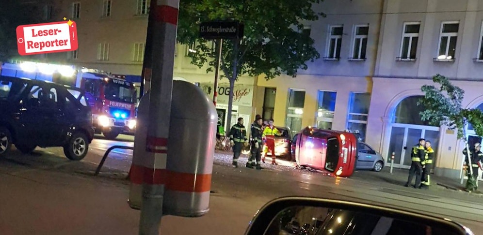 Am Sonntagmorgen krachte der rote Pkw gegen einen Baum und drei geparkte Autos. 