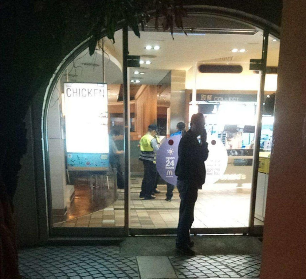 Auf dem taiwanesischen Messageboard PTT postete User "kevin312758" gegen 0.36 Uhr Ortszeit dieses Bild vom Polizeieinsatz in der McDonald's-Filiale.