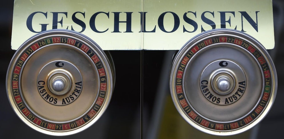 Die Türknöpfe im Eingangsbereich des Casino Baden. 